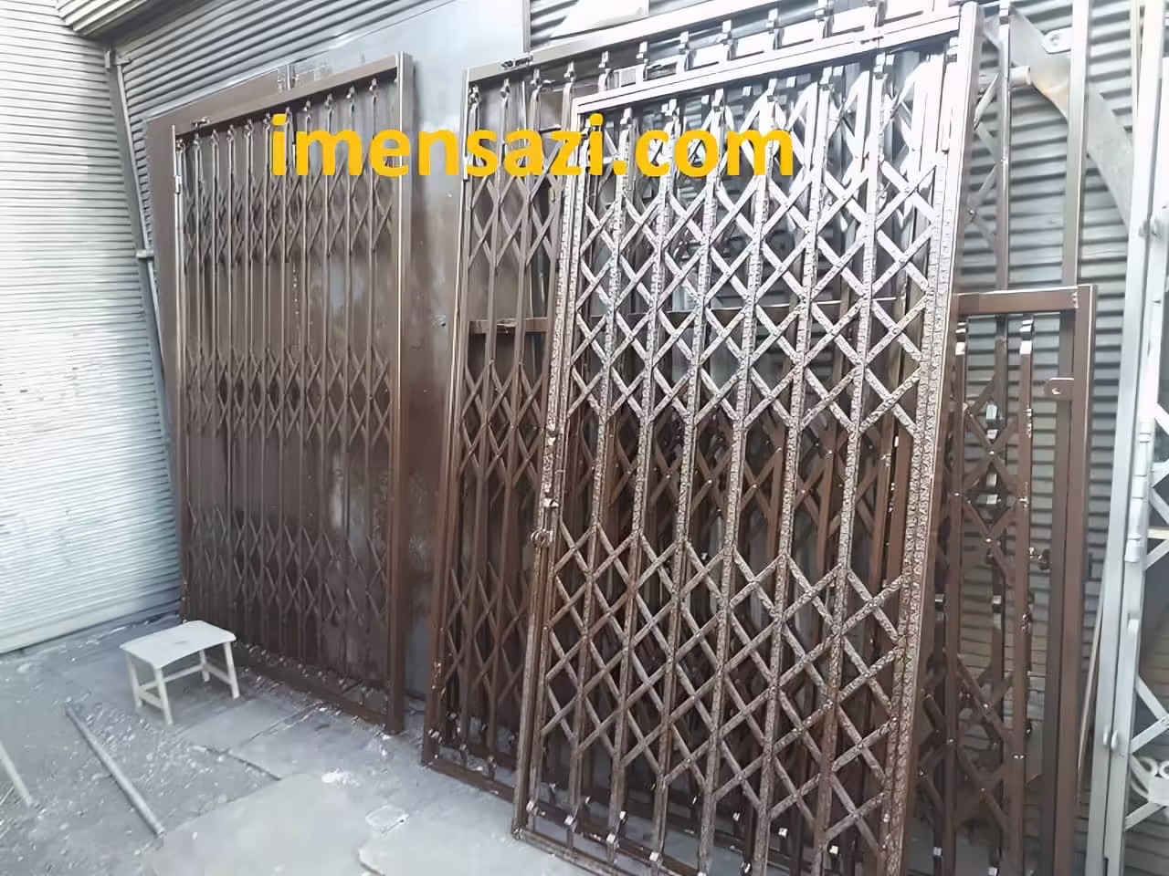 درب آکاردئونی طرح دار