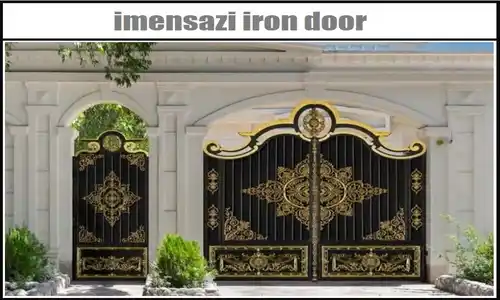 درب آهنی حیاط ساختمان با نمای رومی