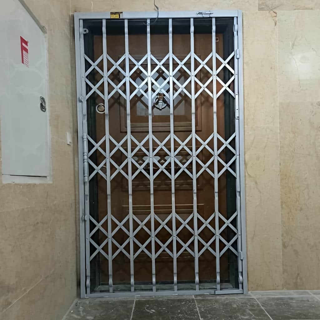 حفاظ آکاردئونی ۳ گل تسمه ۲ سانتی متر 2 حفاظ آکاردئونی ۳ گل تسمه ۲ سانتی متر