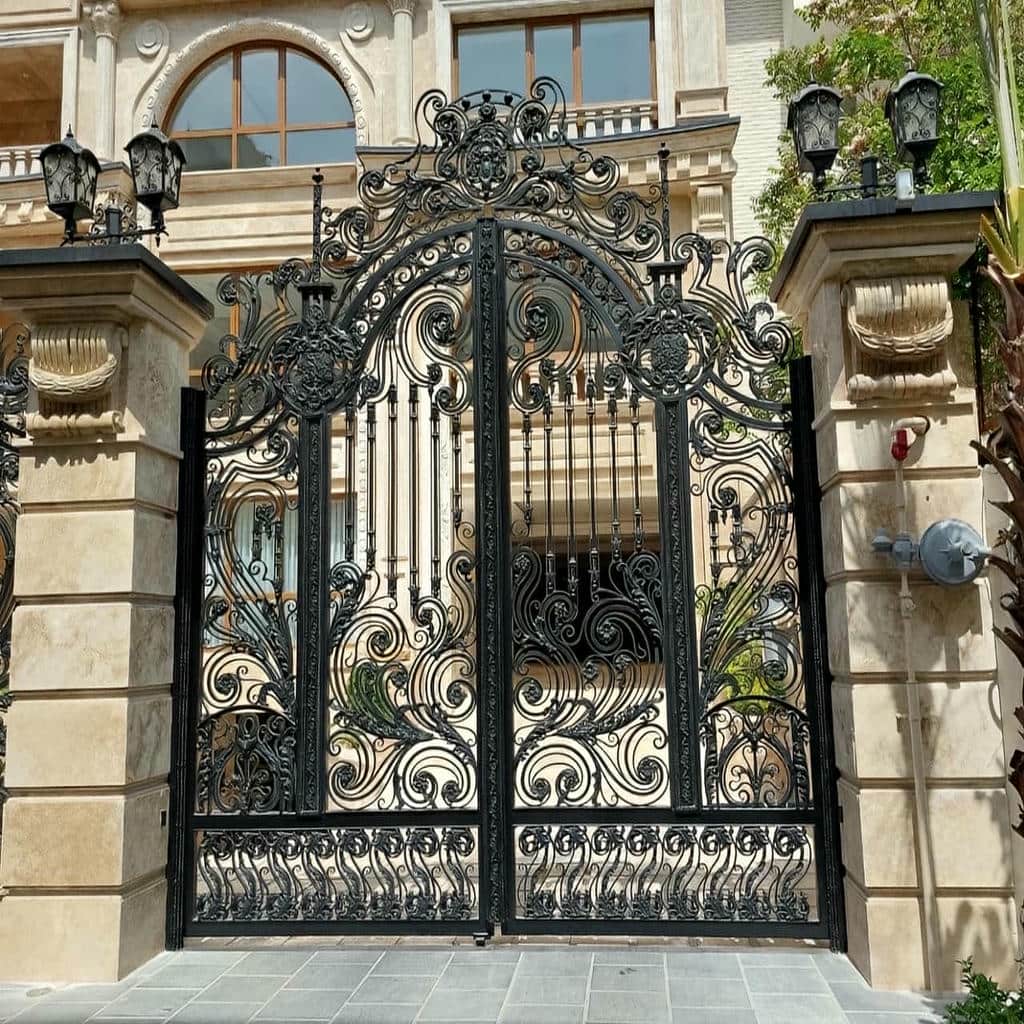 نصب درب حیاط فرفورژه کلاسیک در همدان