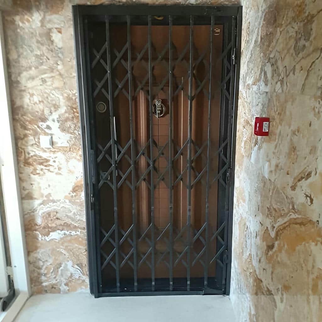 نصب درب آکاردئونی حفاظ آپارتمان چهارگل در مشهد