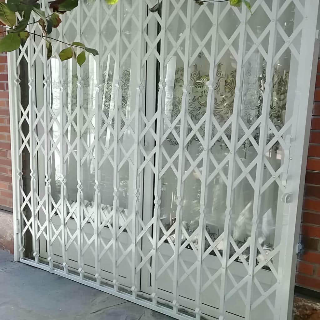 نصب درب آکاردئونی حفاظ آپارتمان چهارگل در اصفهان