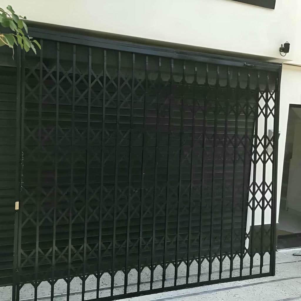نصب درب آکاردئونی حفاظ آپارتمان چهارگل در سنندج