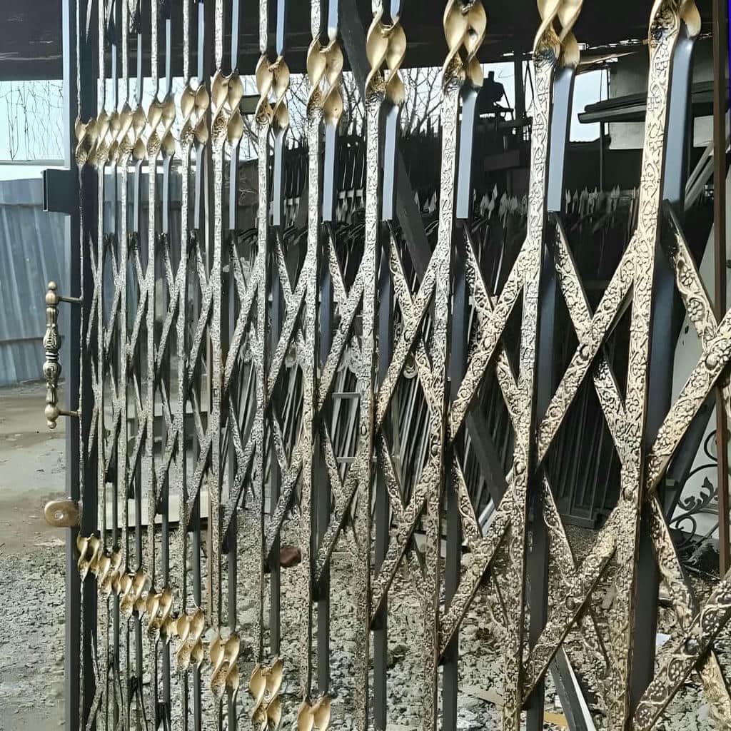 نصب درب آکاردئونی حفاظ آپارتمان چهارگل در محمودآباد