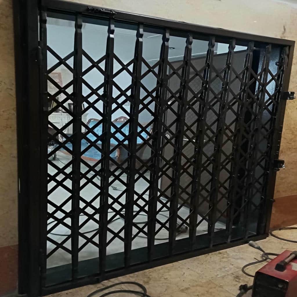 قیمت درب آکاردئونی حفاظ آپارتمان در بومهن با قابلیت تنظیم امنیت