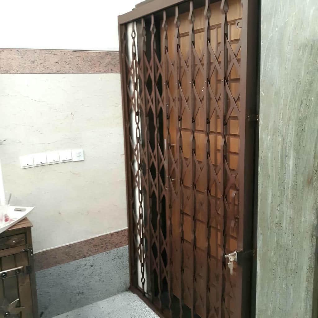 نصب درب آکاردئونی حفاظ آپارتمان چهارگل در شهرکرد