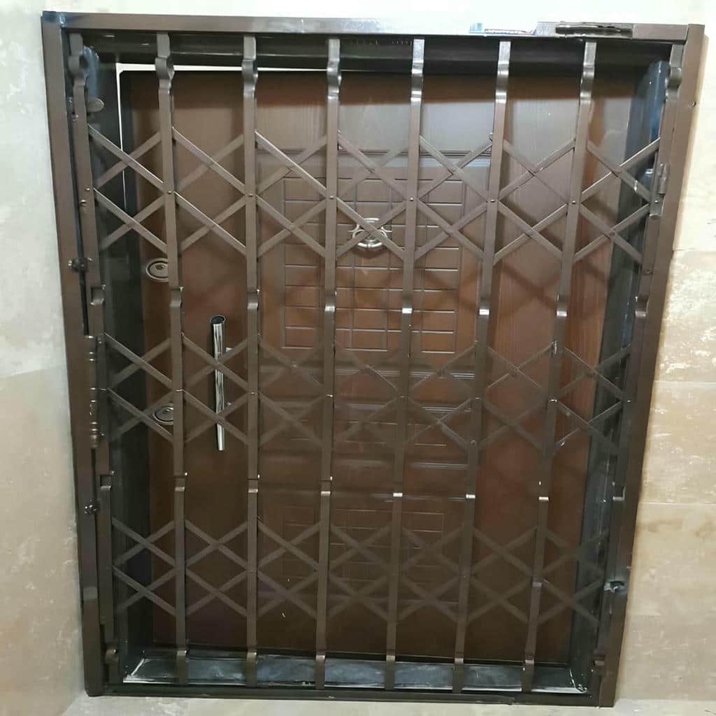 نصب درب آکاردئونی حفاظ آپارتمان چهارگل در چابهار