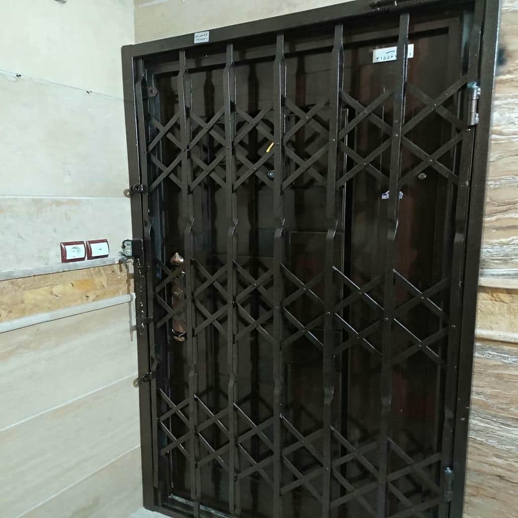 درب آکاردئونی حفاظ آپارتمان در اندیشه