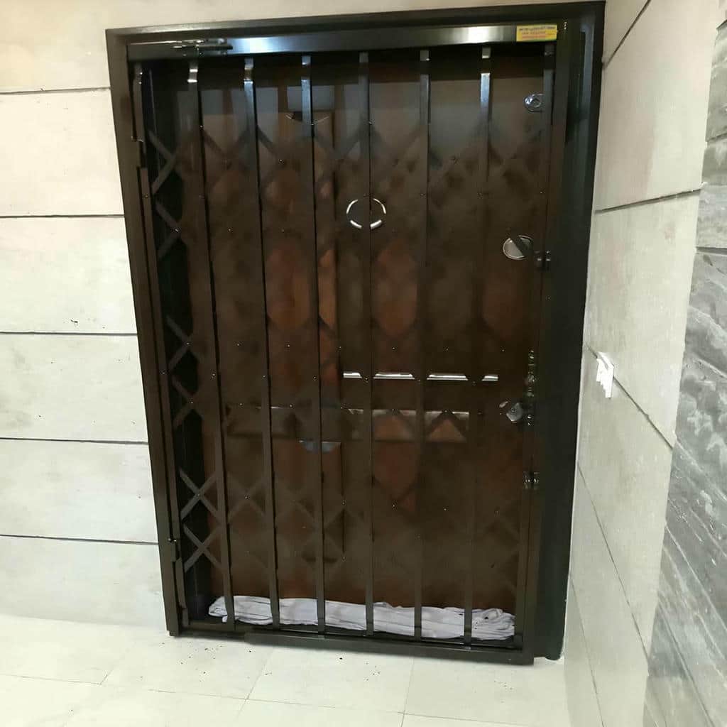 نصب درب آکاردئونی حفاظ آپارتمان چهارگل در گنبدکاووس