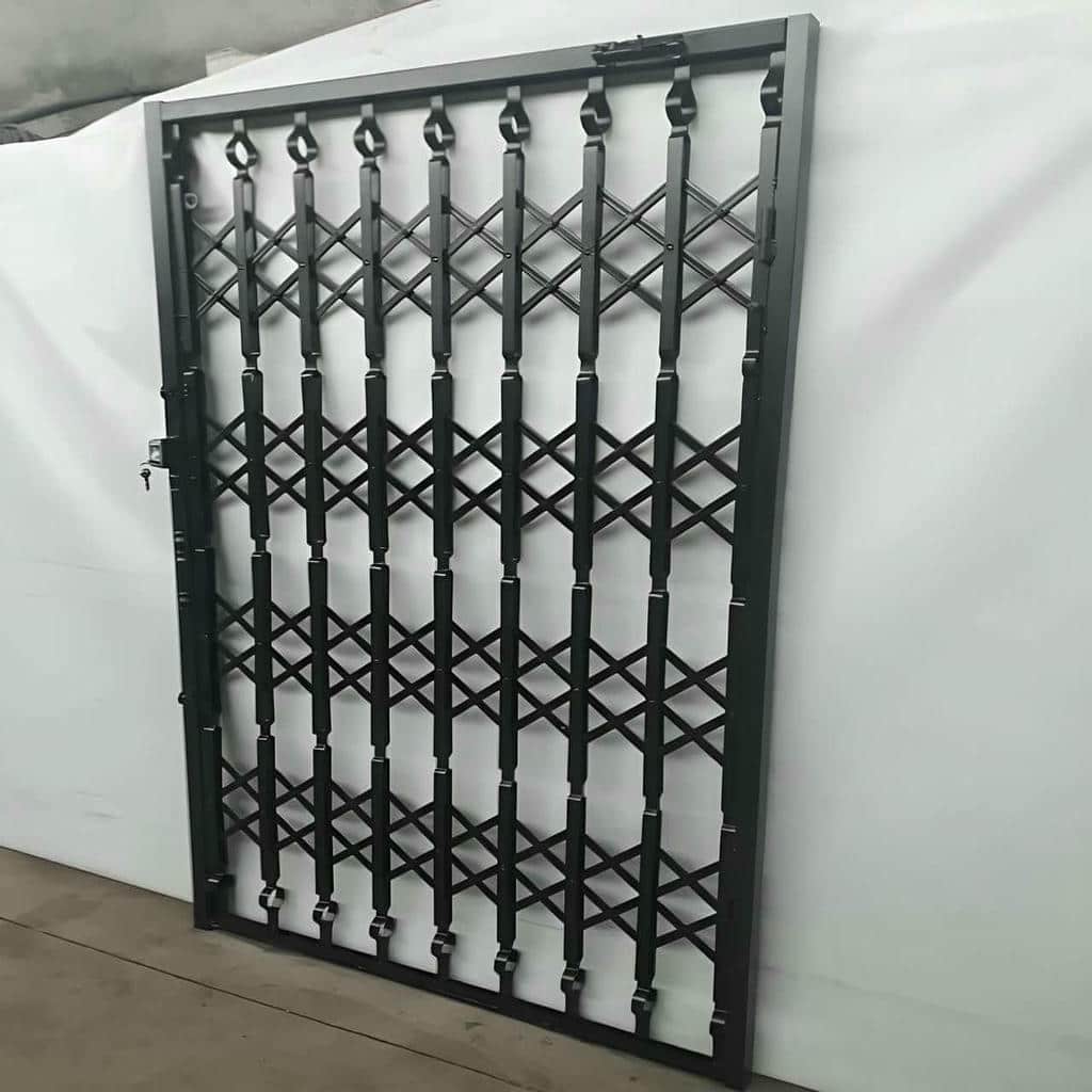 نصب درب آکاردئونی حفاظ آپارتمان چهارگل در ایرانشهر