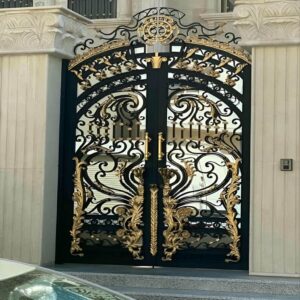 درب حیاط در کمال شهر