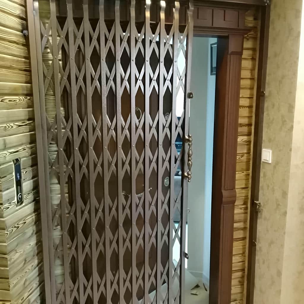 درب آکاردئونی فلزی برای افزایش امنیت ورودی ساختمان