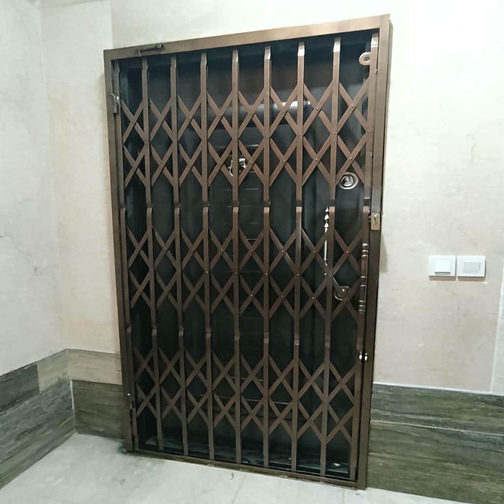 درب آکاردئونی با قفل ایمنی ورودی
