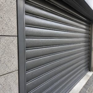 حفاظ کرکره ای برقی پشت درب واحد آپارتمان با تیغه فولادی مقاوم حفاظ کرکره ای برقی پشت درب واحد آپارتمان