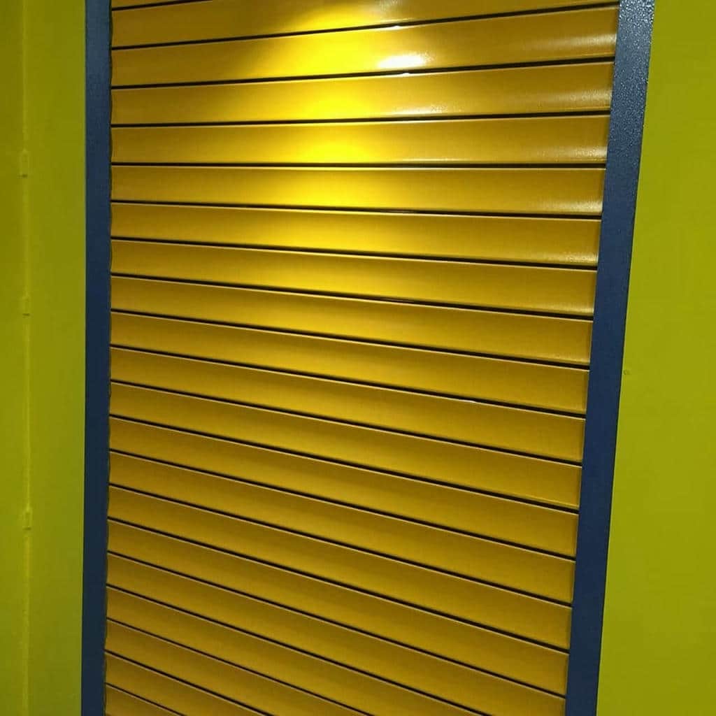 حفاظ کرکره ای برقی پشت درب واحد آپارتمان با قفل برقی ورودی حفاظ کرکره ای برقی پشت درب واحد آپارتمان با قفل برقی ورودی
