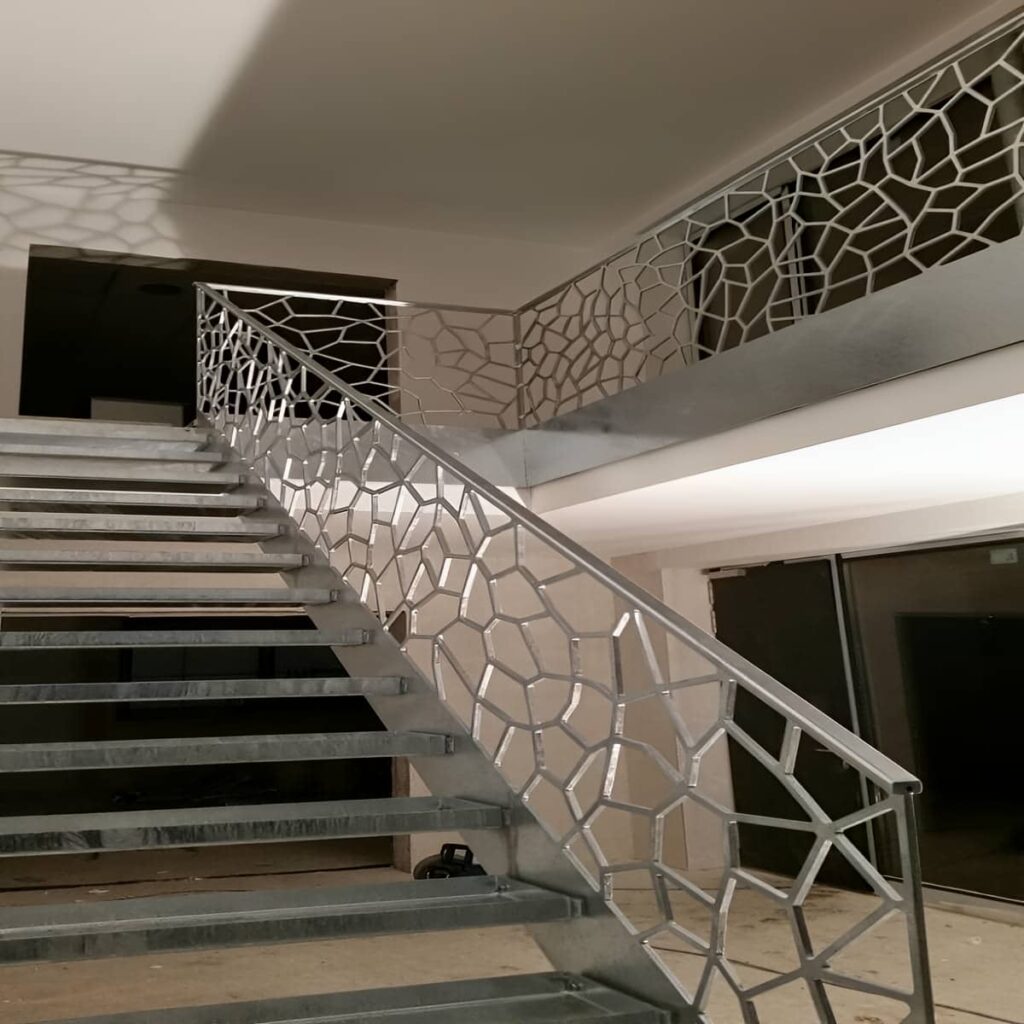 نصب نرده سی ان سی برای راه‌پله مدرن