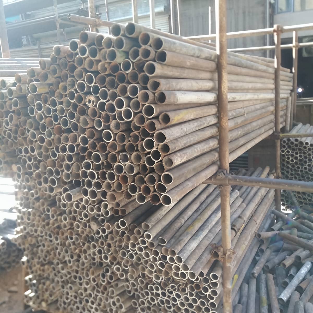 داربست مناسبتی با پرچم محکم در مسیر مراسم داربست مناسبتی با پرچم محکم در مسیر مراسم