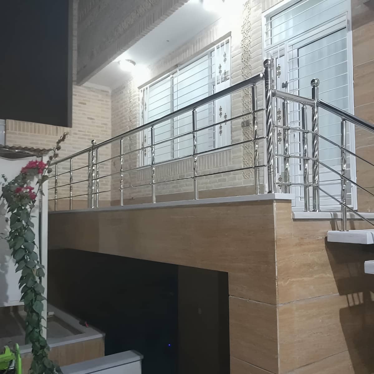 نرده استیل بالکن مقاوم با بست های محکم استیل نرده استیل بالکن مقاوم با بست های محکم استیل