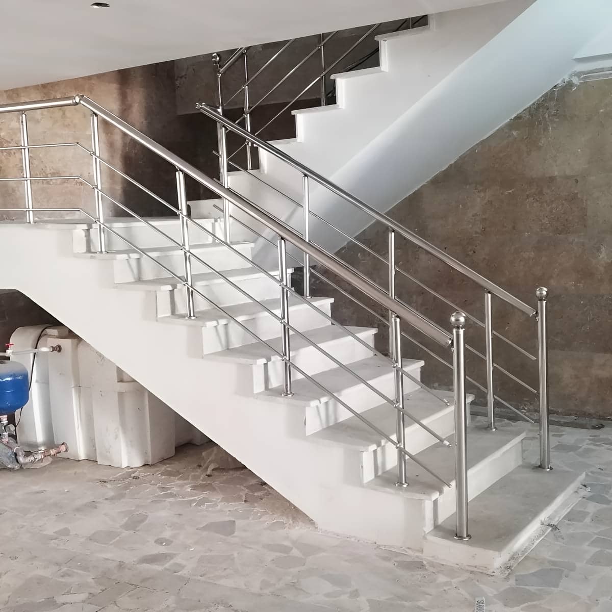 نرده راه پله استیل با خطوط افقی منظم نرده راه پله استیل با خطوط افقی منظم