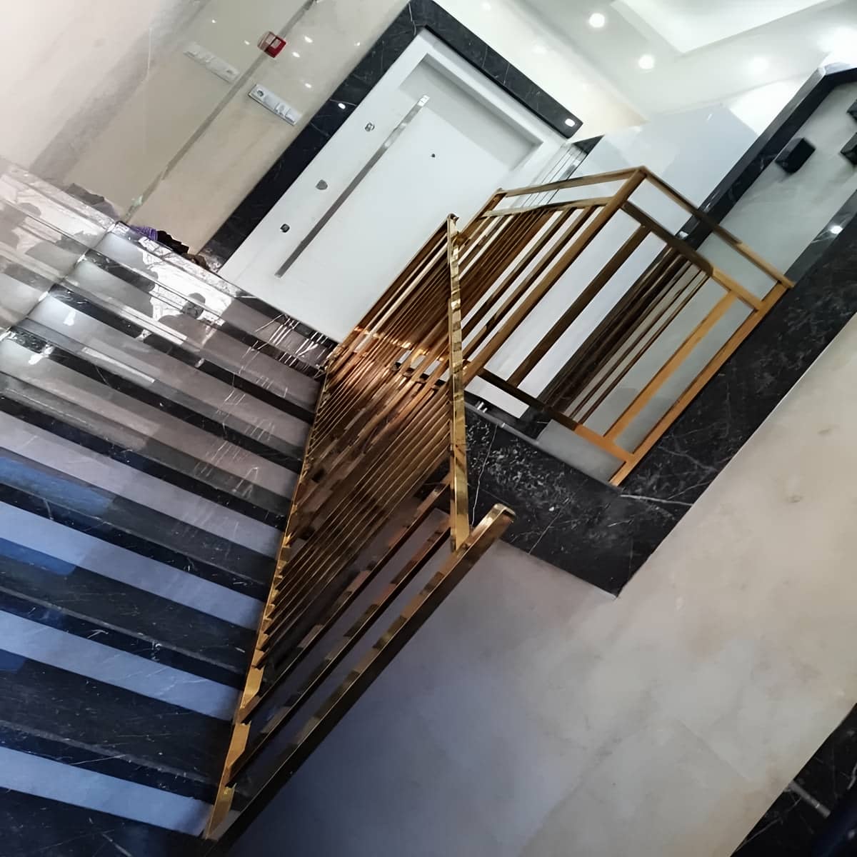 نرده استیل سفارشی مدرن با پایه های نصب شده روی کف نرده استیل سفارشی مدرن