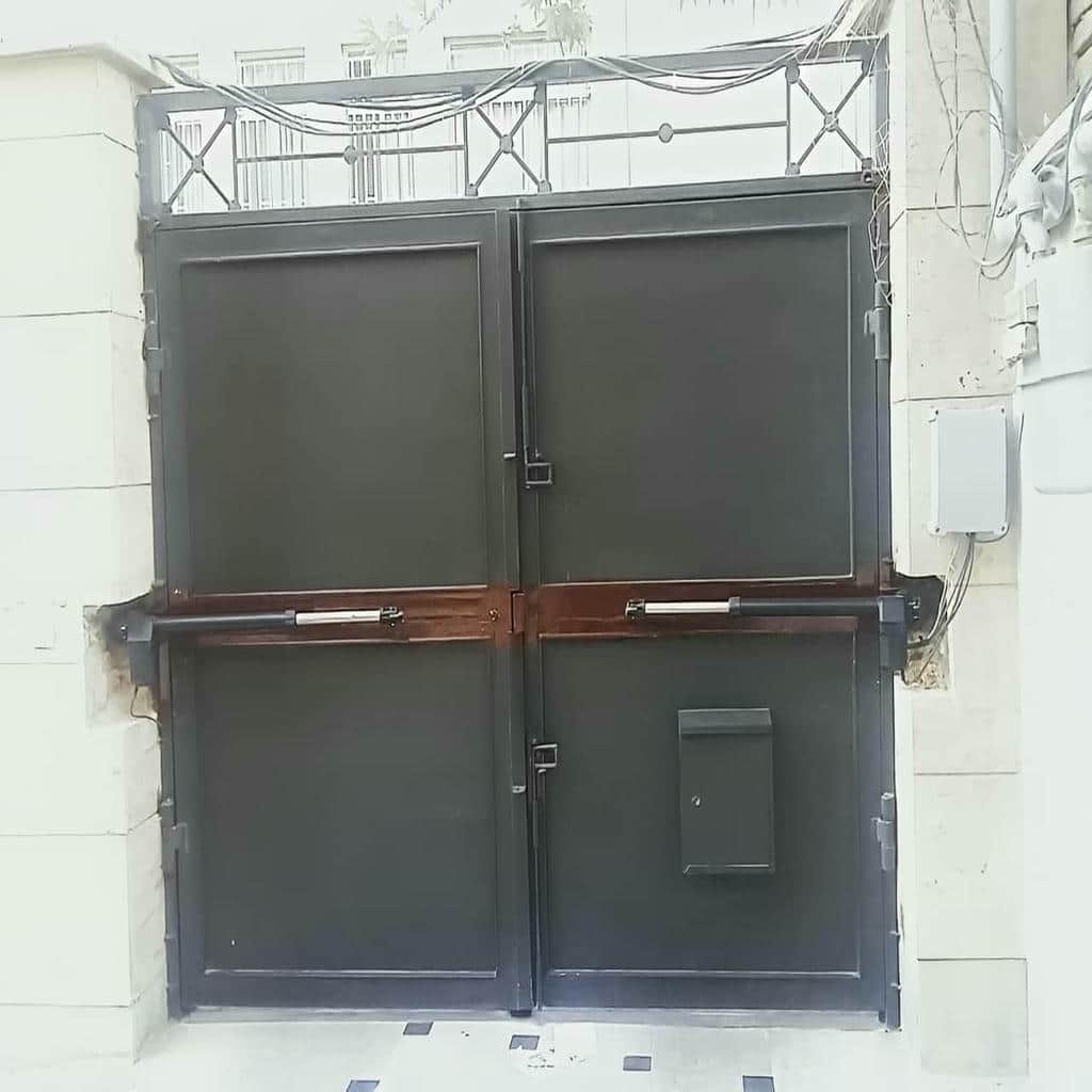 جک بازویی درب پارکینگ با بازوی فلزی متصل به لنگه جک بازویی درب پارکینگ با بازوی فلزی متصل به لنگه