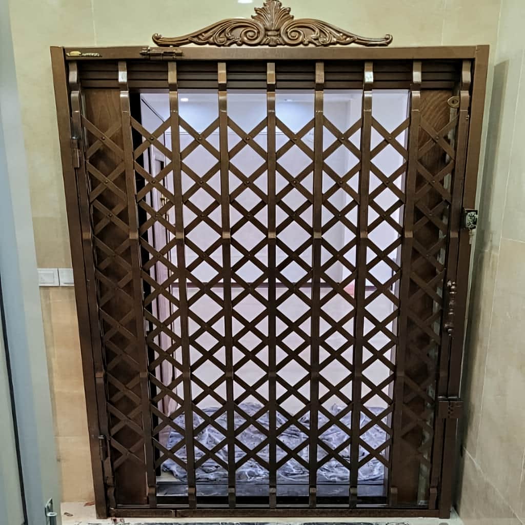 نصب درب آکاردئونی پنج گل دوبل روی چهارچوب فلزی