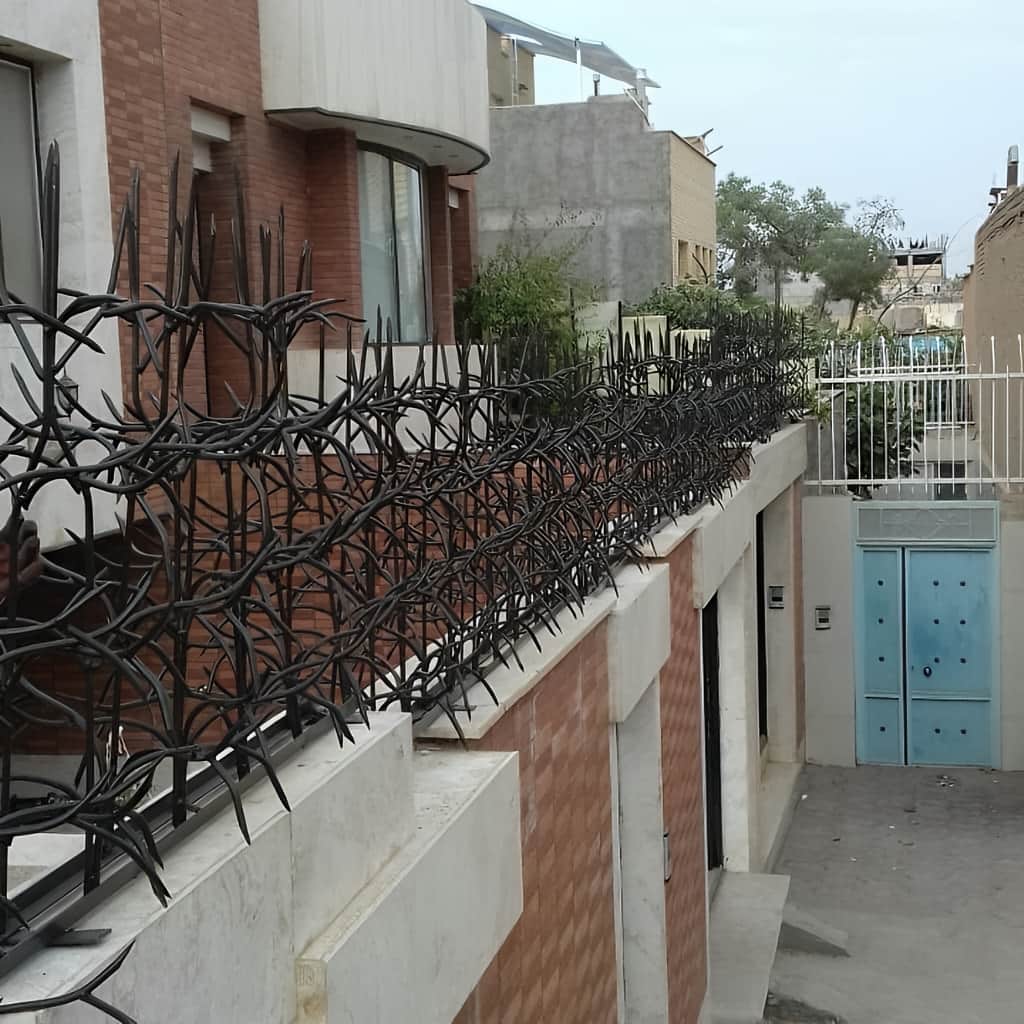 نصب حفاظ آبشاری روی سنگ درپوش دیوار