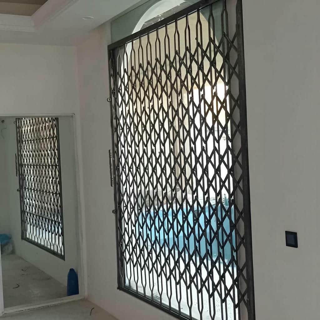 نصب درب ریلی آکاردئونی کم جا روی چهارچوب فلزی