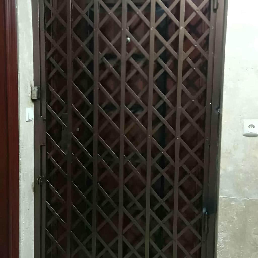 حفاظ آکاردئونی لوزی تسمه پهن سه گل برای ورودی