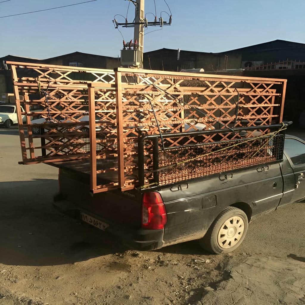 نصب درب آکاردئونی شیک قفل دار روی چهارچوب فلزی