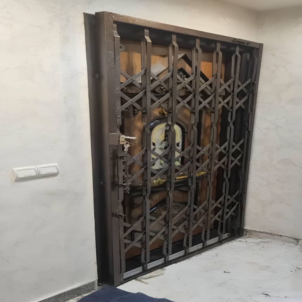 درب آکاردئونی سلطنتی گل دار با نقش مرکزی