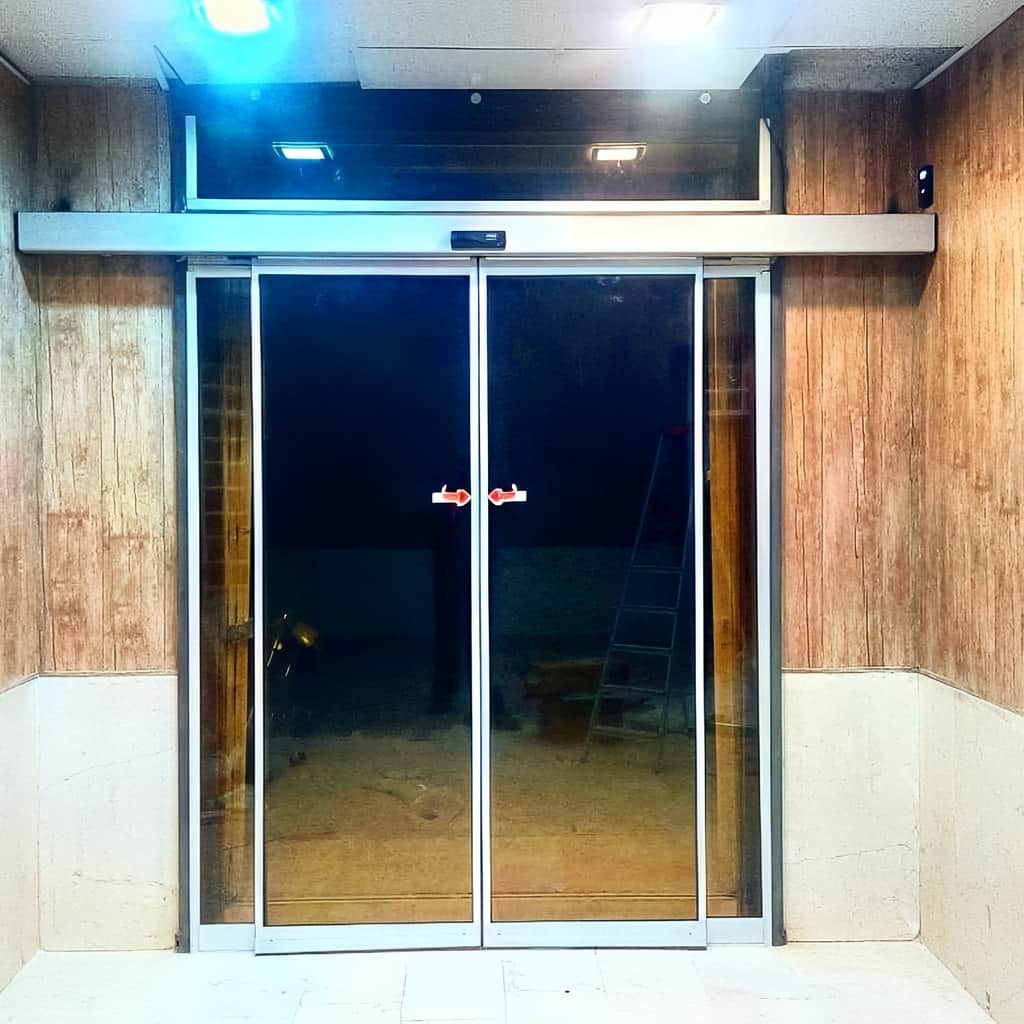 تعمیر درب شیشه ای لمینت و تنظیم هنگر