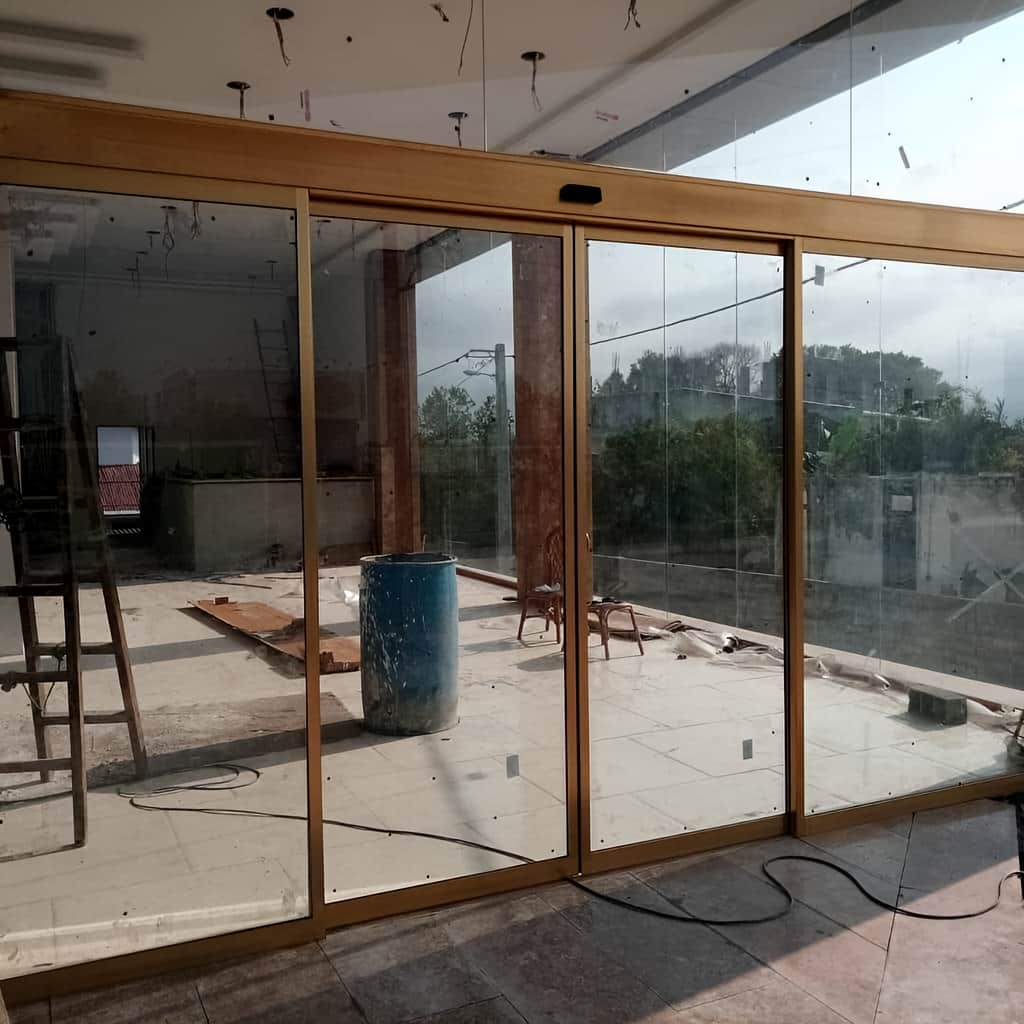 نصب درب شیشه ای تک لنگه با اپراتور بازویی