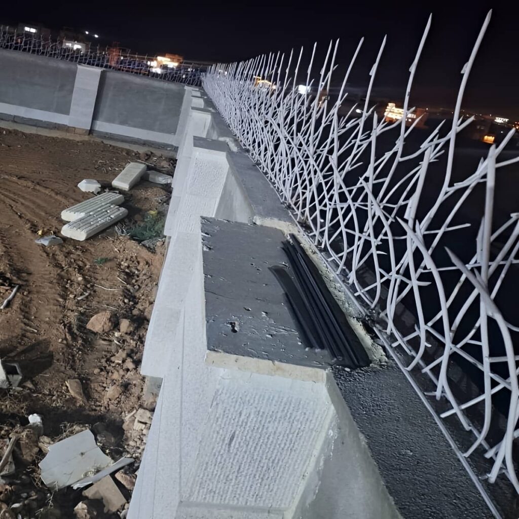 نصب حفاظ شاخ گوزنی پرتراکم امنیتی روی سنگ