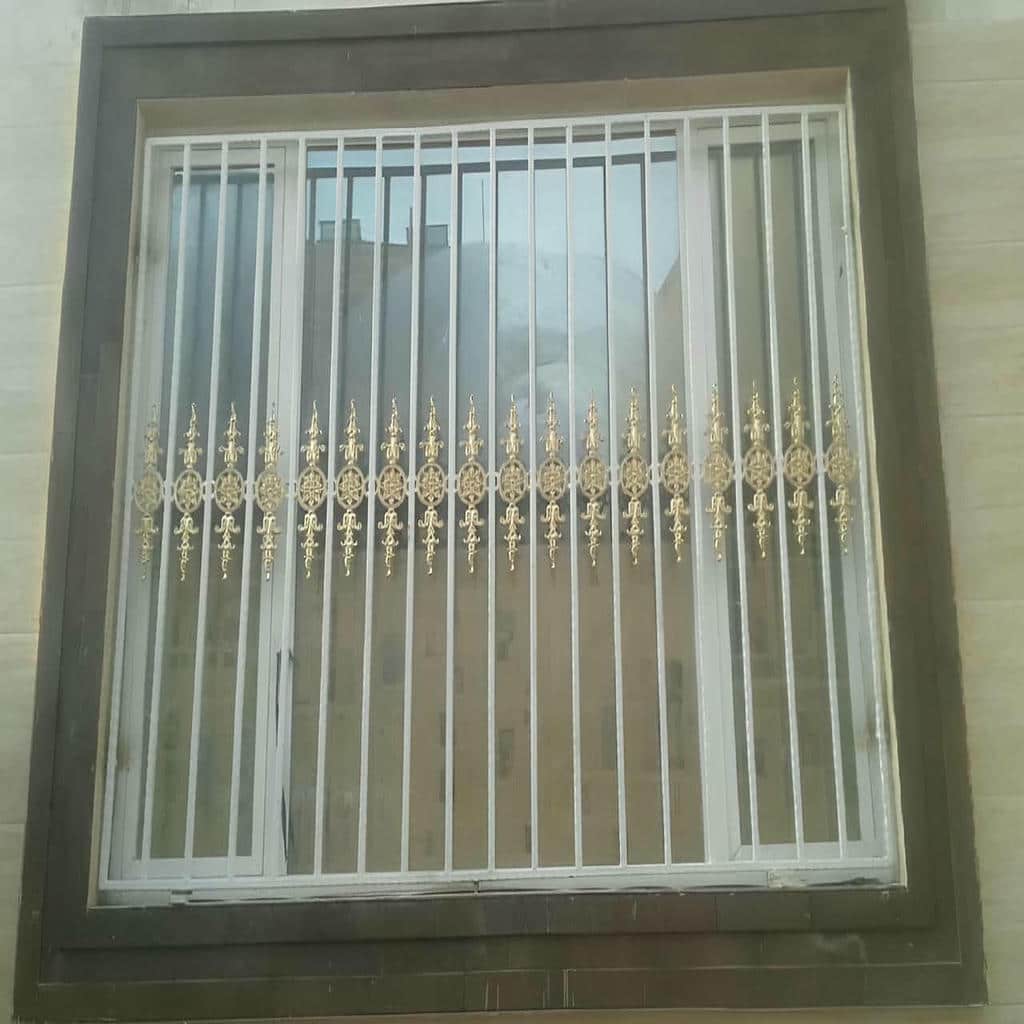 اجرای نرده پنجره فلزی شاسی دار روکار
