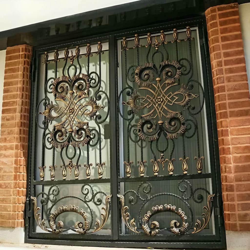 حفاظ پنجره ویلایی نمای باغ طرح فرفورژه