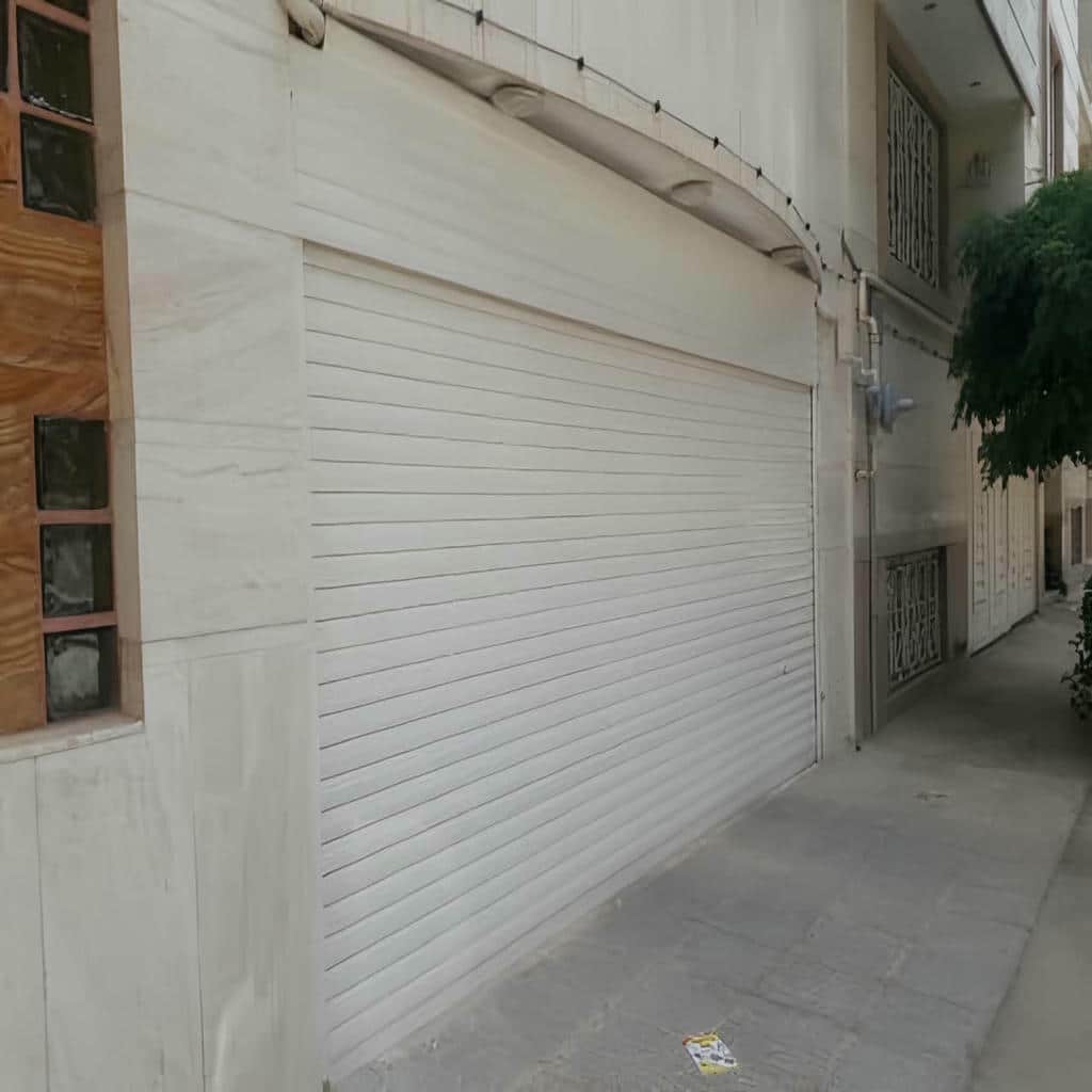 قیمت کرکره برقی رنگی نمای فروشگاه طرح چوب