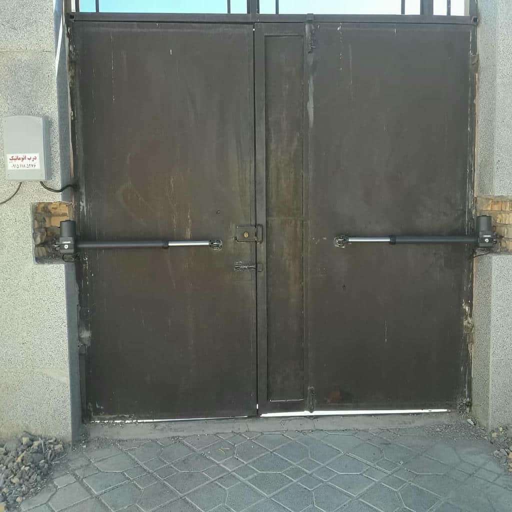 نصب درب برقی پارکینگ ریلی روی ریل فلزی