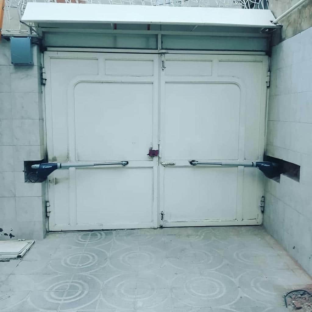 نصب جک پارکینگ ایتالیایی هیدرولیک روی درب دو لنگه