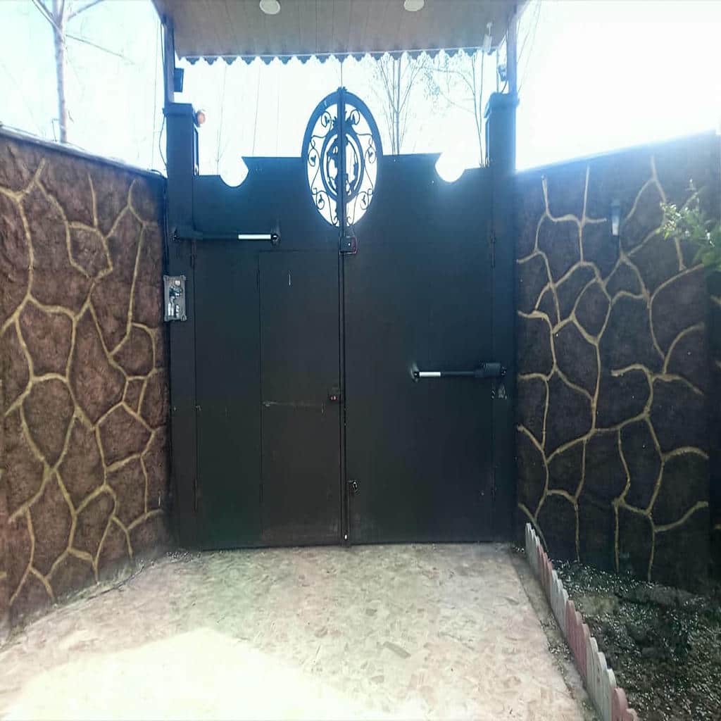 نصب جک درب حیاط سنگین شاسی دار روی ستون