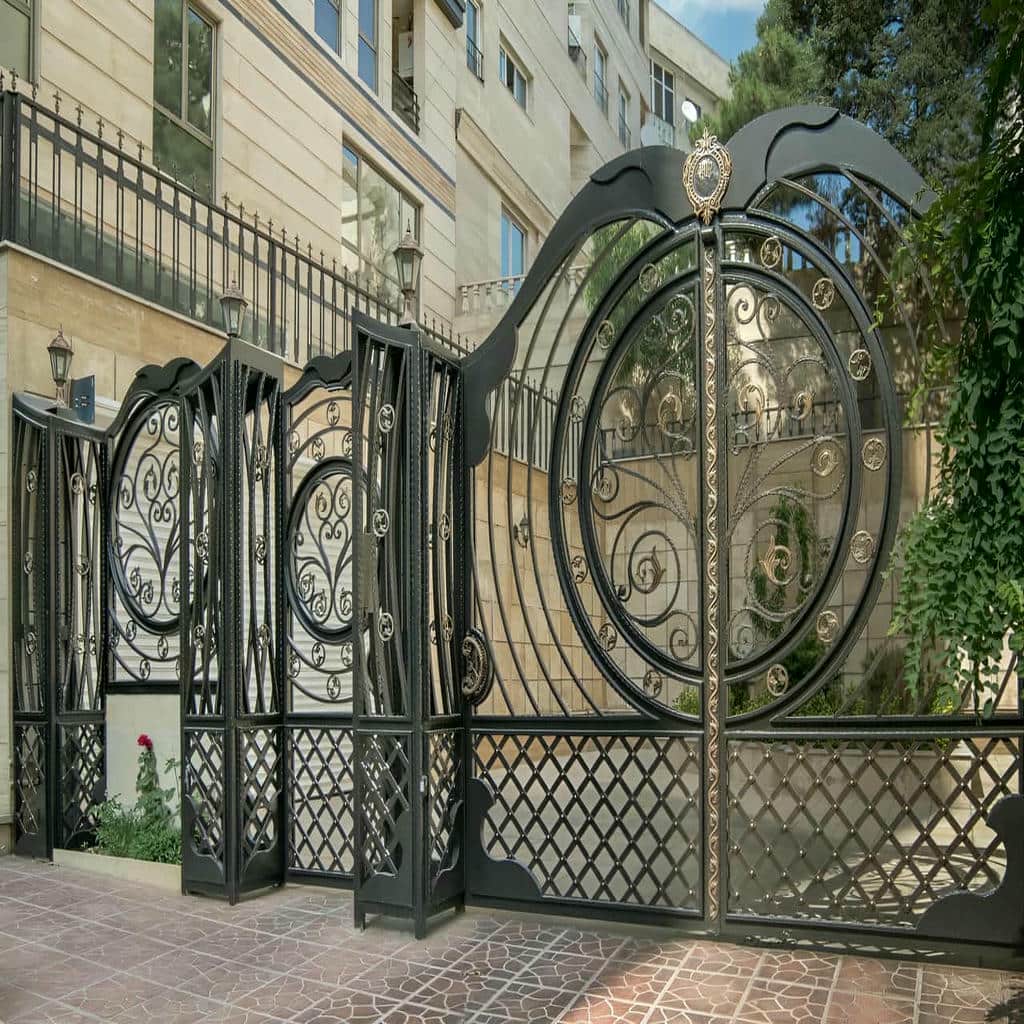 خرید درب حیاط مشبک نورگیر با کلاف مقاوم