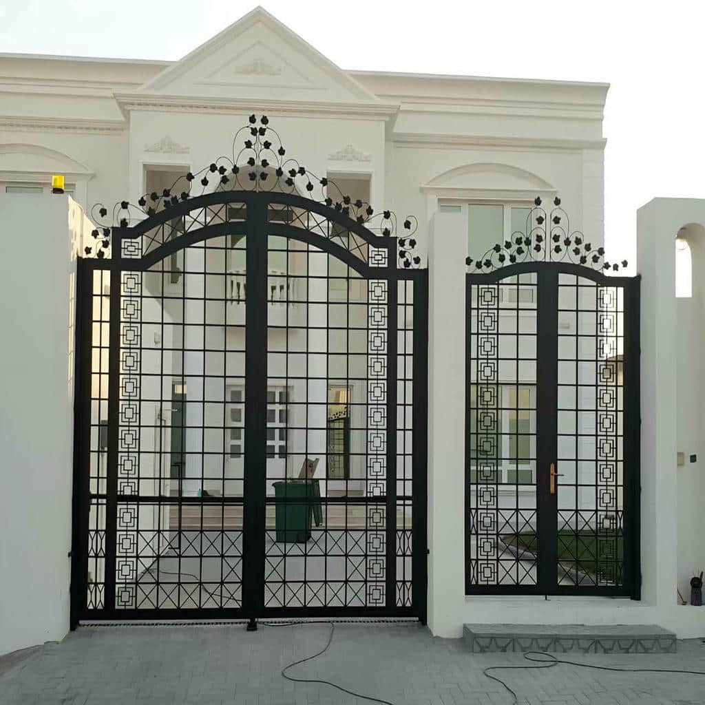 درب فرفورژه نمای رومی پارکینگ با قوس کلاسیک