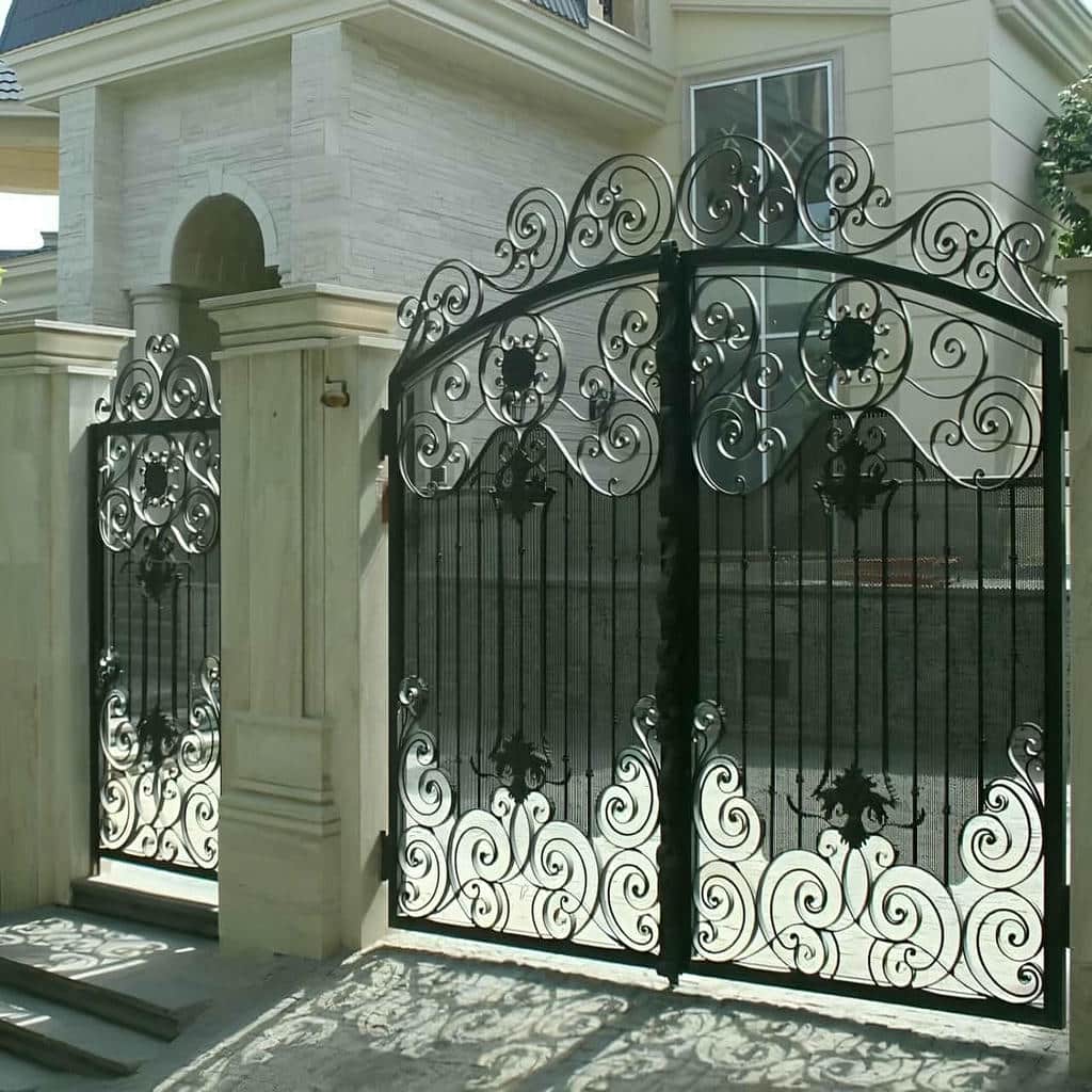 درب حیاط طاق دار با قوس نیم دایره