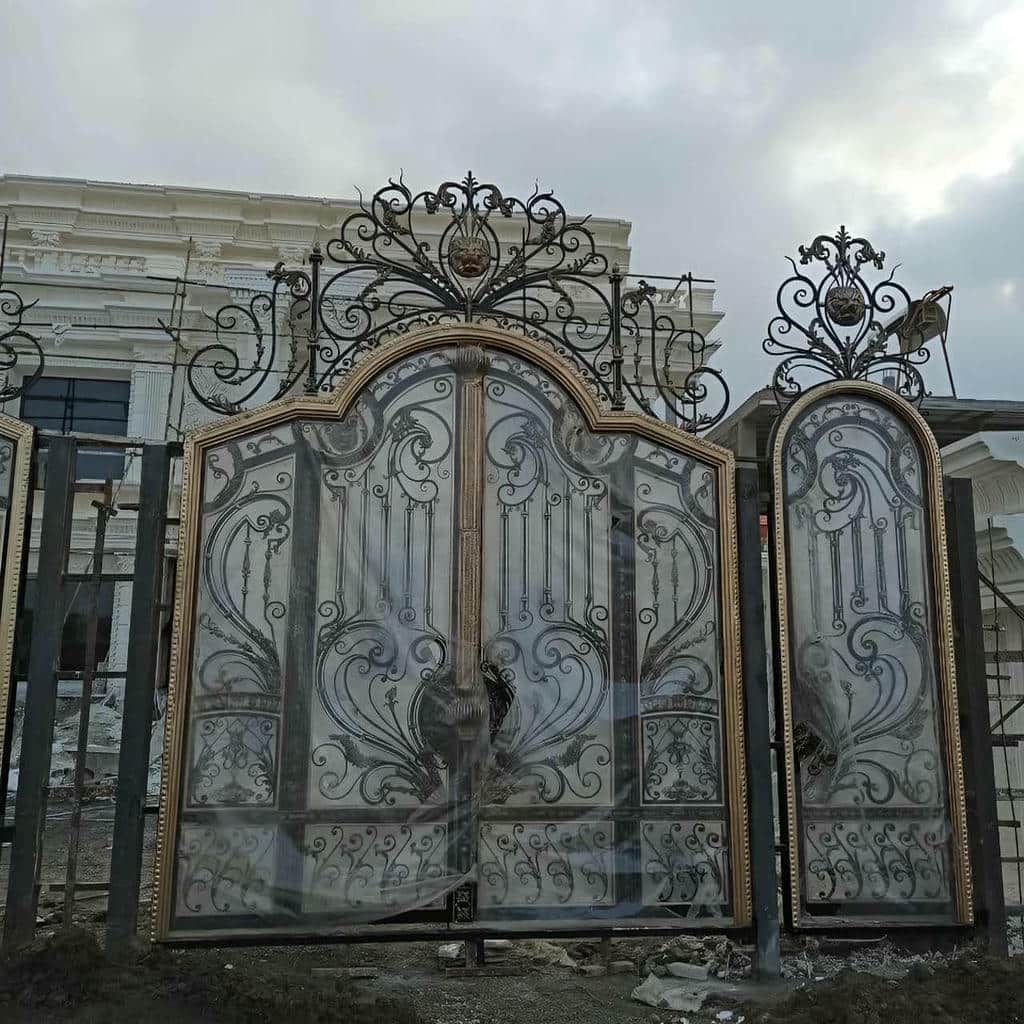 سفارش درب حیاط نمای آجری بر اساس ابعاد دهانه