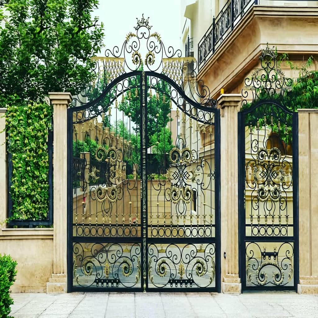نصب درب حیاط طاق دار روی ستون فلزی