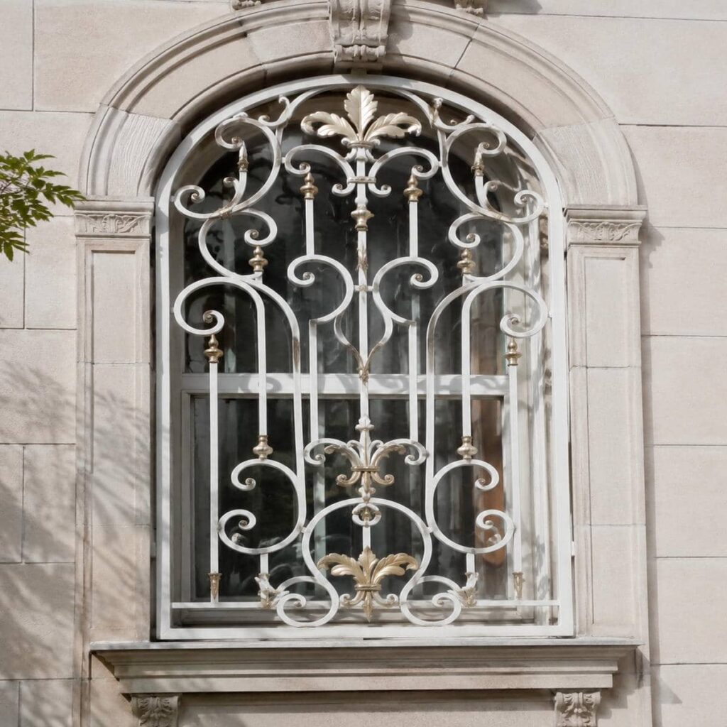 اجرای حفاظ پنجره هندسی روکار روی نمای ساختمان