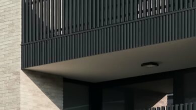 نرده آلومینیومی بالکن سفید با طراحی مدرن