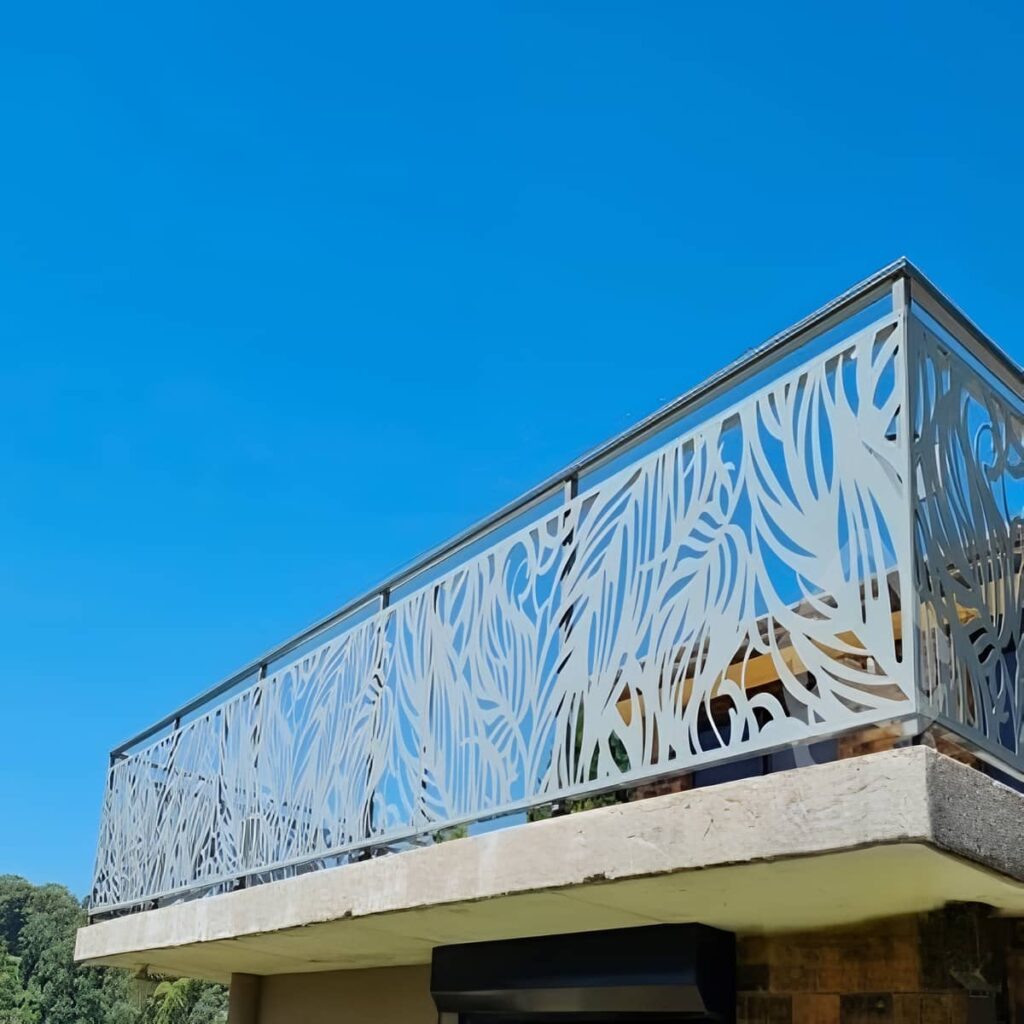 نرده تراس مشکی هماهنگ با نمای ساختمان