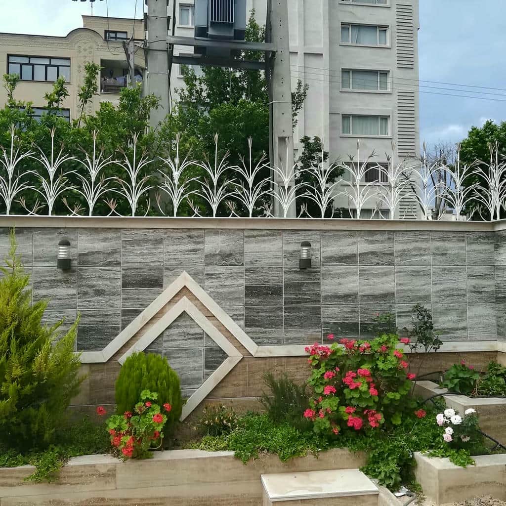 حفاظ روی دیوار فلزی مقاوم