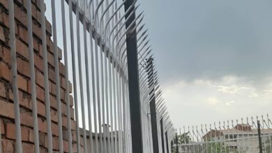 حفاظ روی دیوار حیاط فلزی مقاوم